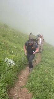 Никол Пашинян на фоне гор во время восхождения на высоту 3000 метров в Армении