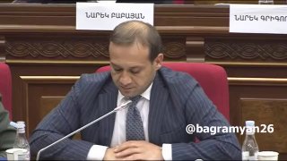 Премьер-министр Никол Пашинян выступает с трибуны в Давташене