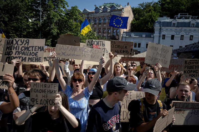 Протестующие у офиса президента Украины в Киеве требуют вернуть министра обороны Федорова