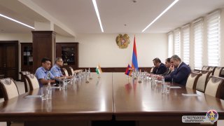 Сурен Папикян в Ереване принял делегацию Национального оборонного колледжа Индии