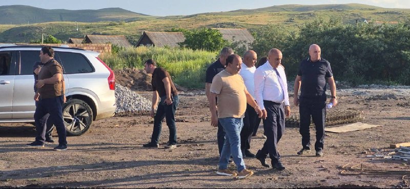 Директор Фонда территориального развития Саргис Багинян на стройплощадке школы в Ширакской области