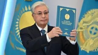 Президент Казахстана Касым-Жомарт Токаев на фоне Конституции