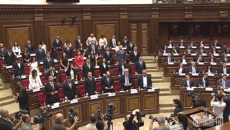 Депутаты Нацсобрания Армении принесли присягу: оппозиция в Давташене устроила демарш
