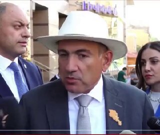 Никол Пашинян выступает на встрече в Давташене